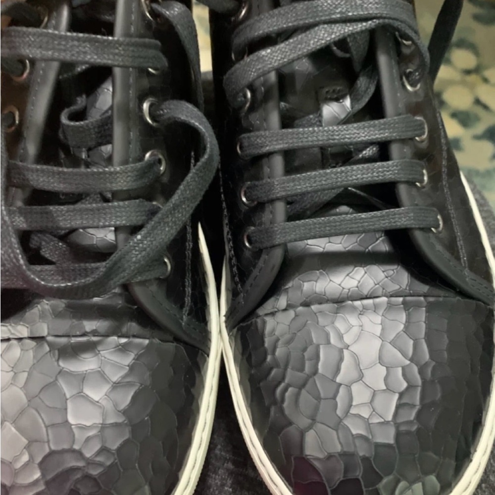 Men's Black Textured Leather Low-Top Sneakers